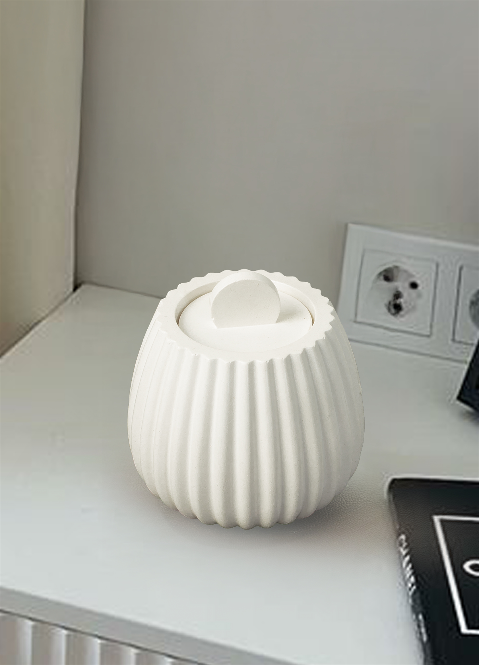 Kapaklı Beyaz Mermer Tozundan Dekoratif Mumluk – Modern Çizgili Tasarım