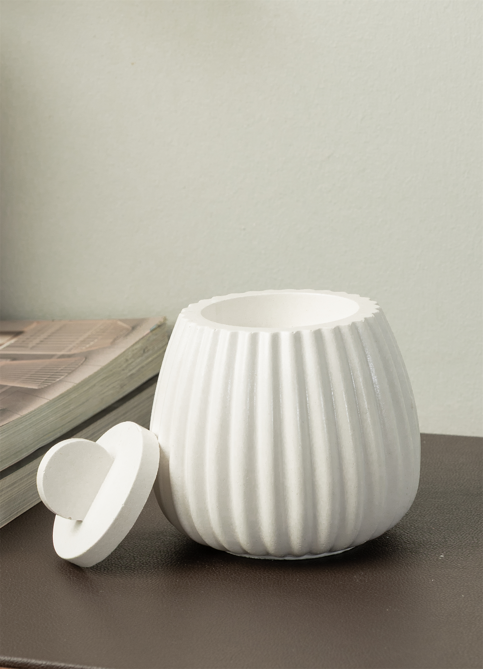 Kapaklı Beyaz Mermer Tozundan Dekoratif Mumluk – Modern Çizgili Tasarım