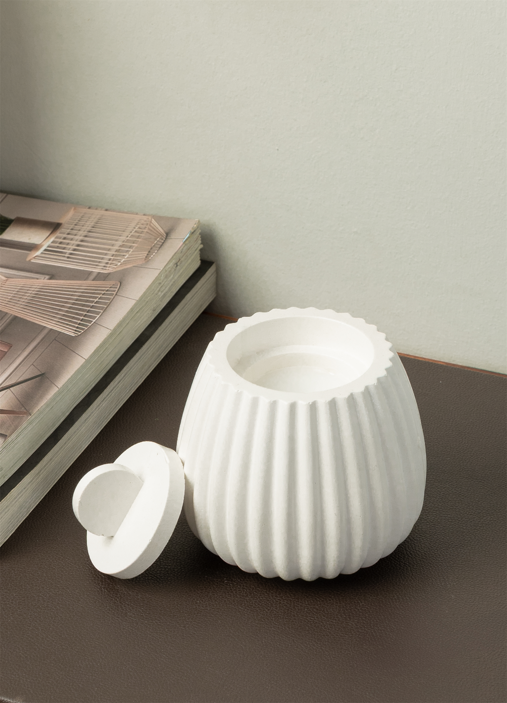 Kapaklı Beyaz Mermer Tozundan Dekoratif Mumluk – Modern Çizgili Tasarım